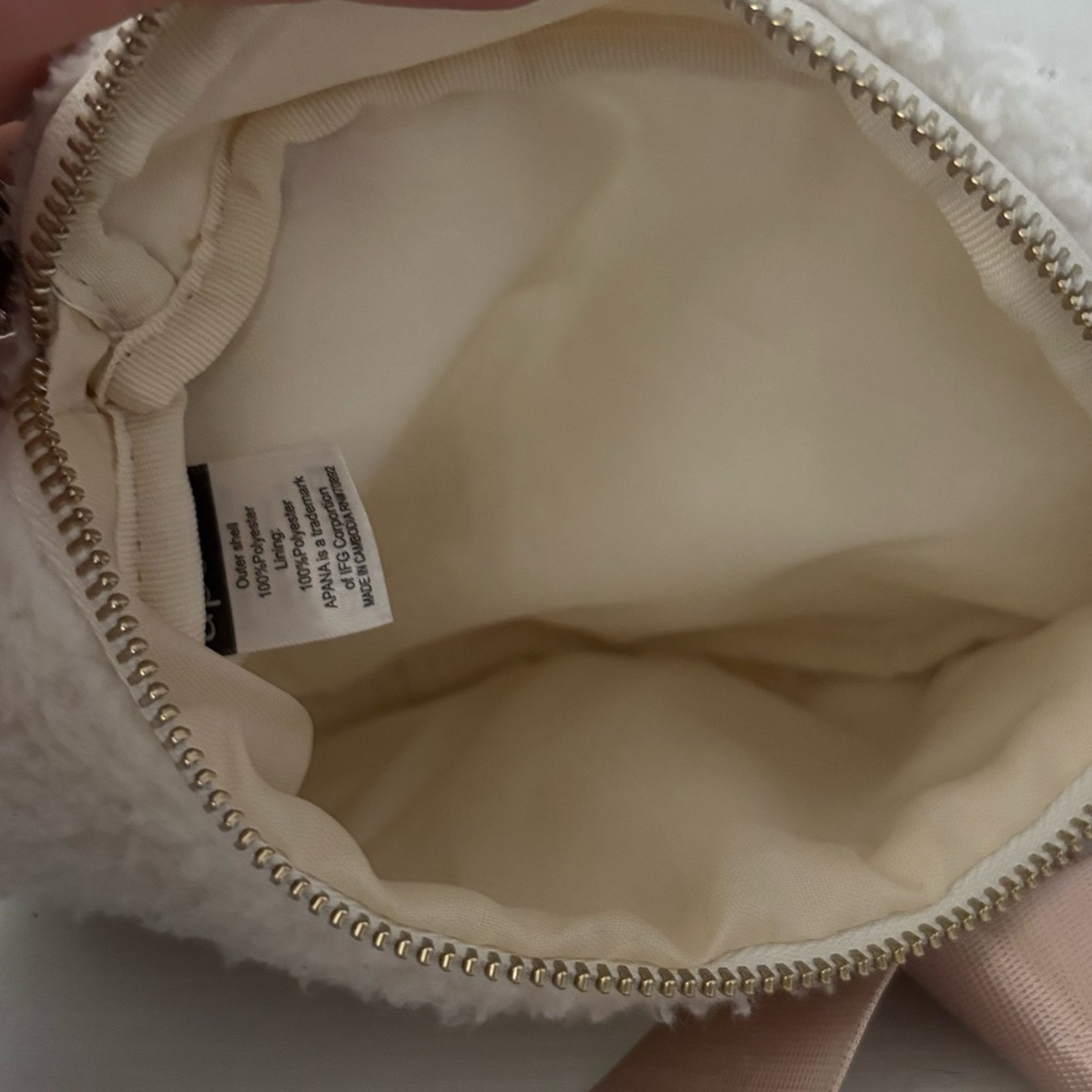 Apana Studio To Street | Cozy Sherpa Belt Bag in off-white - Picture 6 of 6